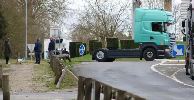 photo  à mamers, mercredi 22 mars 2023, des forains ont placé leurs poids lourds sur les ronds-points, ne laissant le passage qu’aux véhicules de sécurité ou ambulances.  &copy;  ouest-france 