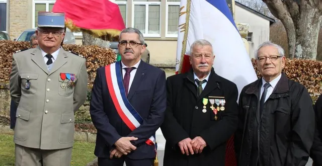 photo  de g. à dr : le colonel michel pleynet, bruno boulay maire de thoiré-sur-dinan, andré chilloux et jacques raux.  &copy;  le maine libre 