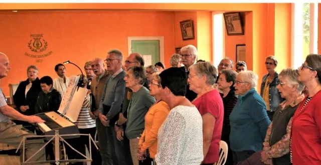 photo  la chorale chantelyre en pleine répétition.  &copy;  le maine libre 
