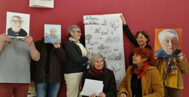 photo  debout, les artistes et leur autoportrait, les artistes et leur toile de jouy. assises, sonia brault (à gauche) et elisa fiasca, les deux animatrices.  &copy;  ouest-france 