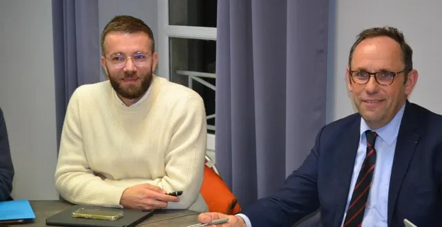 photo  thomas willot, à la droite d’antoine d’amécourt maire d’avoise, bientôt gérant du commerce.  &copy;  le maine libre 