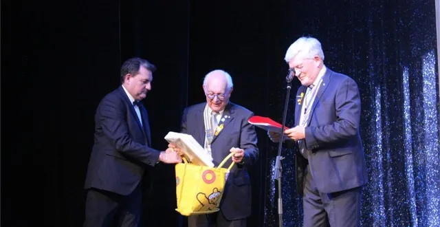 photo  françois leboucq reçoit un cadeau de la part de ian pratt, le président du rotary de ryde.  &copy;  le maine libre 
