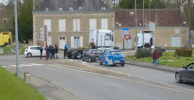 photo  les forains ont organisé des barrages filtrants aux trois entrées principales de la ville de mamers toute la matinée ce jeudi 23 mars, comme ici près d’intermarché.  &copy;  le maine libre 