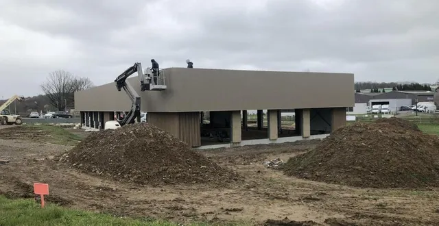 photo  en face des locaux de la halte paysanne et de france parebrise, les ouvriers s’attellent à la construction du futur bâtiment de mma assurance.  &copy;  ouest-france 