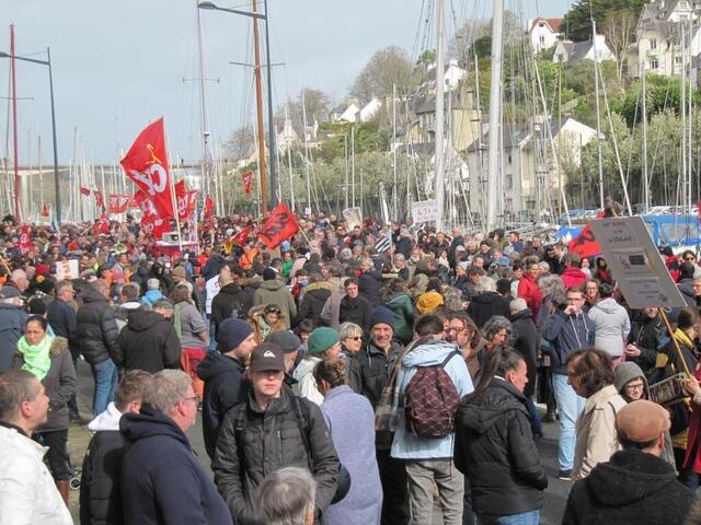 En Images À Morlaix Contre La Réforme Des Retraites Des Milliers De Manifestants Dans La Rue