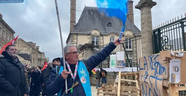 photo  les manifestants d’alençon marquent une pause devant la préfecture de l’orne, ils ont déposé des palettes devant les grilles.  &copy;  ouest-france 