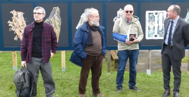 photo  olivier martin gambier, yves brès du festival de l’image/les photographiques, philippe bergues en charge de la culture, et emmanuel franco président de la cdc du val de sarthe.  &copy;  le maine libre 