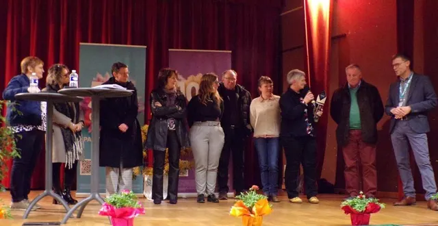 photo  les représentants de certaines associations soutenues par le crédit agricole, entourés de claudie pénard et benoît viel.  &copy;  le maine libre 