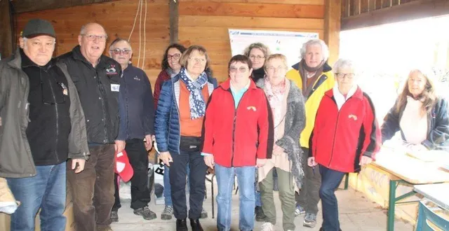 photo  l’équipe d’organisation avec pierre derrien (à gauche).  &copy;  le maine libre 