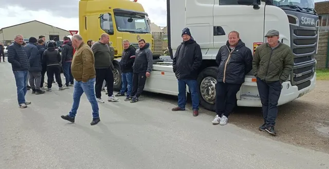 photo  les forains bloquent l’accès aux agriculteurs, à mamers. le concours d’animaux de viande n’aura donc pas lieu cette année.  &copy;  ouest-france 