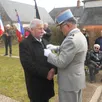 photo  le colonel en retraite michel pleynet remet la médaille militaire à andré chilloux 