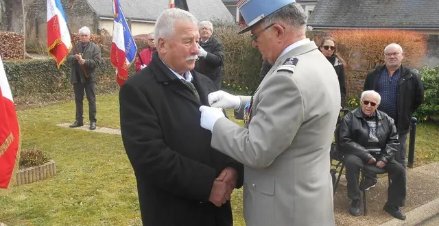 photo  le colonel en retraite michel pleynet remet la médaille militaire à andré chilloux  &copy;  . ouest-france 