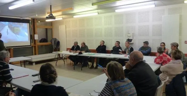 photo  les élus réunis en conseil municipal jeudi 23 mars 2023.  &copy;  ouest-france 