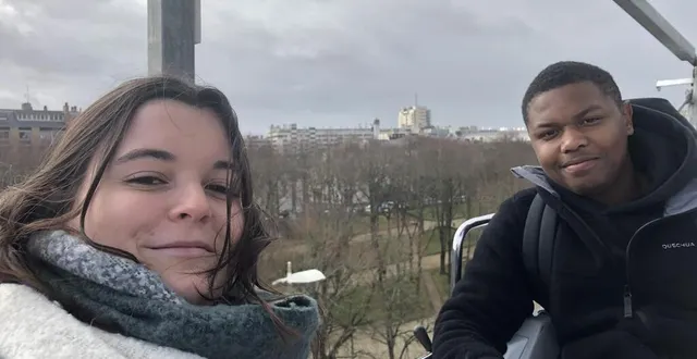 photo  alison, assistante rh pour le transporteur sarthois l’étoile routière, et abdou intéressé par cette filière. 5 mn après l’entretien dans la grande roue, les deux « voyageurs » sont enthousiastes.  &copy;  ouest-france 