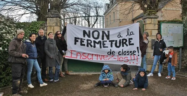 photo  les parents d’élèves ont déployé une banderole pour dire « non à la fermeture » d’une classe à l’école des marronniers, vendredi 24 mars 2023, à parcé-sur-sarthe.  &copy;  ouest-france 