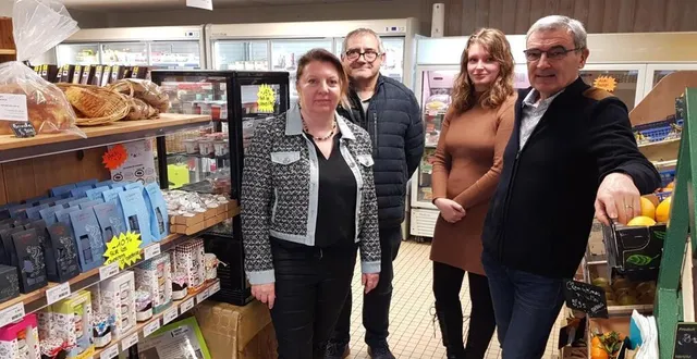 photo  les trois cogérants : ?nathalie martin, jacques brébion et bernard thomas avec au centre, marine, la responsable de magasin.  &copy;  co 