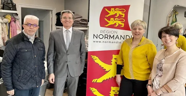 photo  de gauche à droite : philippe bigot, maire ; laurent marting, conseiller régional ; sophie vimard, bénéficiaire et anabelle, salariée.  &copy;  ouest-france 