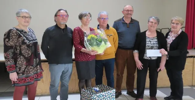 photo  annie laloue secrétaire, hilaire bodin président, michelle sechet ancienne présidente, jean-claude boussion président générations mouvement le mans ouest, jacky marchand maire de trangé, jacqueline lalande trésorière, et liliane odillard vice-présidente, réunis pour michelle.  &copy;  le maine libre 
