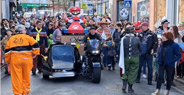 photo  le carnaval de fillé s’est tenu samedi dernier. le cortège partait du parking face à la coulée verte, pour aller à la rencontre des anciens du foyer logement, puis rejoindre le port. baptêmes motos, manèges, crêpes et buvette attendaient le public. monsieur carnaval est parti en fumée comme le veut la tradition.  &copy;  le maine libre 