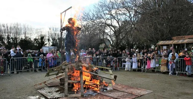 photo  une foule nombreuse est venue assister à la crémation du bonhomme carnaval.  &copy;  le maine libre 