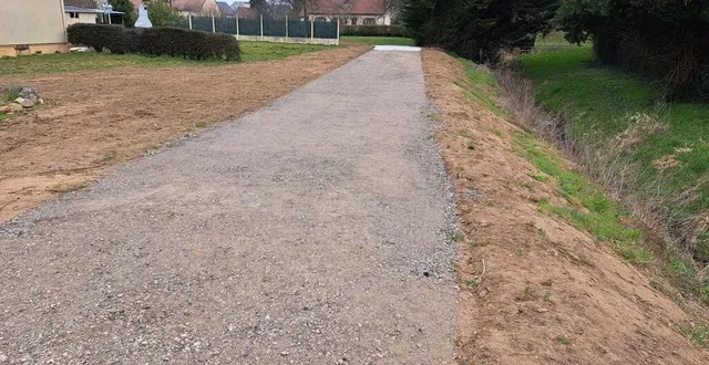 photo  la voie douce entre les noës et le domaine du houssay va se terminer, des plantations sont réalisées.  &copy;  ouest-france 