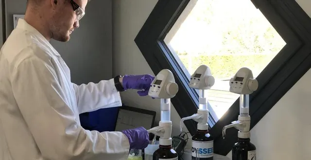 photo  aurélien roger, technicien laboratoire à odyssée environnement à requeil (sarthe), est en train de réaliser un dosage à l’acide sulfurique pour tester la pureté de l’eau.  &copy;  ouest-france 