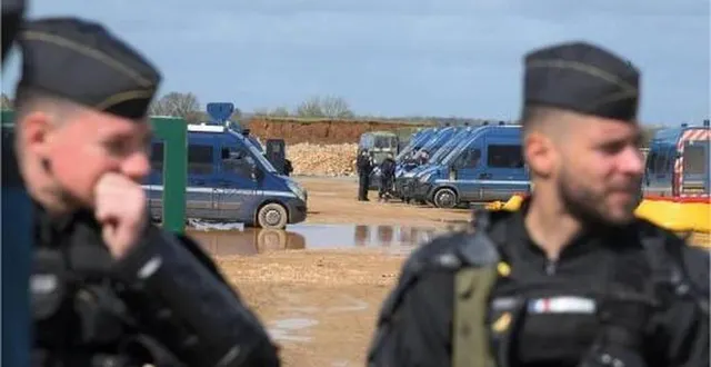 photo  les forces de l’ordre ont pris position pour protéger le site de sainte-soline dès vendredi.  &copy;  marie delage / le courrier de l’ouest 