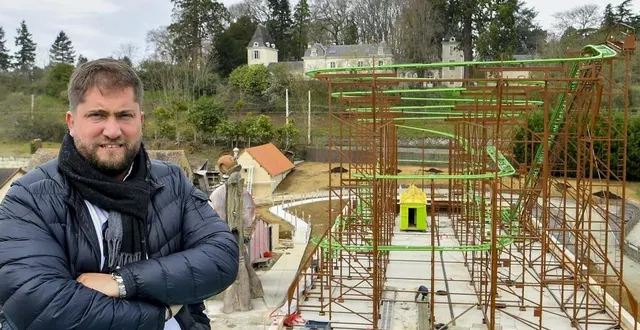 photo  yvré-l’évêque, jeudi 23 mars 2023. florian sacreste, le directeur de papéa parc devant le speedy nuts : le chantier avance selon le planning établi. le manège sera prêt pour le lancement de la saison le 15 avril prochain.  &copy;  le maine libre – yvon loué 
