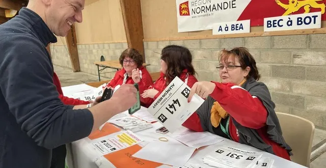 photo  les bénévoles remettent les derniers dossards aux coureurs d’alençon-médavy, ce samedi 25 mars 2023.  &copy;  ouest-france 