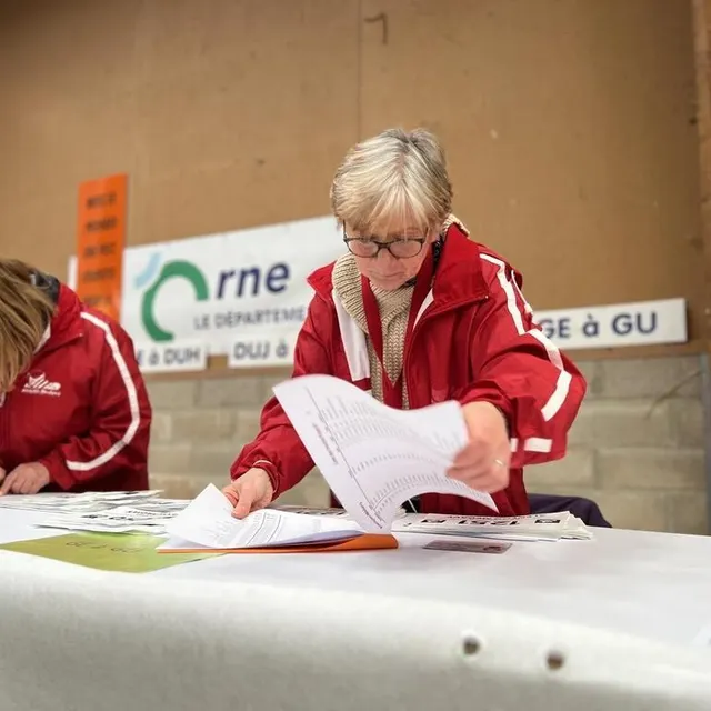 photo les bénévoles remettent pour la dernière fois les dossards de la course à pied alençon-médavy.  ©  ouest-france