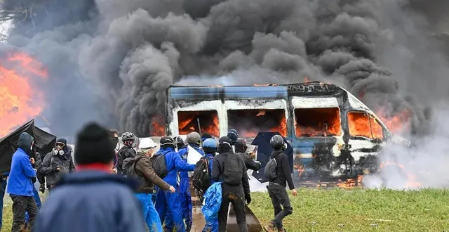 photo  plusieurs milliers de personnes ont manifesté, dans les deux-sèvres à sainte-soline, contre le projet de bassines. des affrontements violents ont eu lieu entre manifestants et forces de l’ordre.  &copy;  franck dubray / ouest-france 