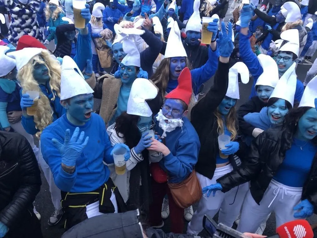 Plus de 2 000 Schtroumpfs rassemblés à Landerneau, le record mondial