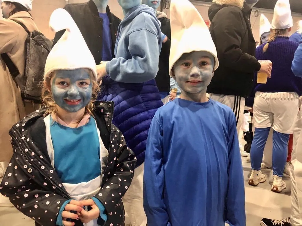 Plus de 2 000 Schtroumpfs rassemblés à Landerneau, le record mondial