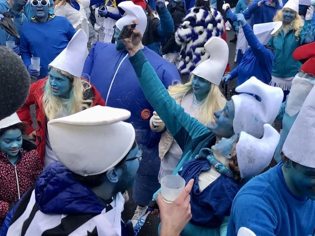 Plus de 2 000 Schtroumpfs rassemblés à Landerneau, le record mondial