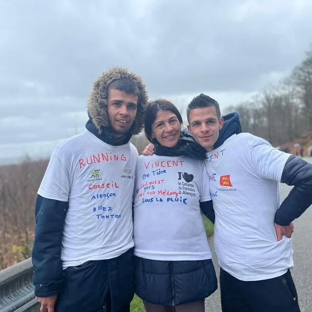 photo agnès epiphane et ses fils sont présents pour soutenir vincent, le frère d’agnès ! « on vient du gers, on a fait 700 km de voiture pour faire la surprise à vincent. il ne s’attendait pas du tout à nous voir ! c’est sa course de cœur, on va tout donner pour qu’il fasse le meilleur classement. »  ©  ouest-france
