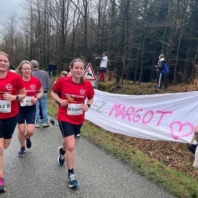 photo les coureurs et coureuses continuent d’arriver à la croix médavy, pour cette 50e et dernière édition de la course sur route, ce dimanche 26 mars 2023.  ©  ouest-france