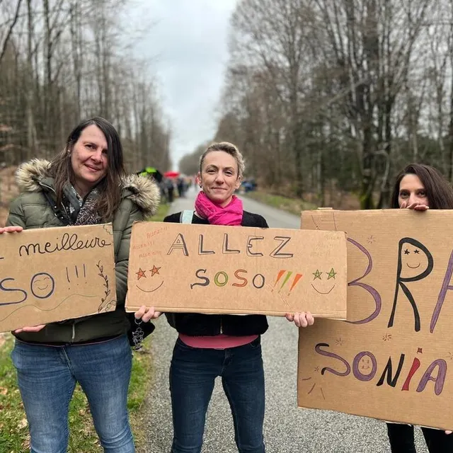photo la pluie fait son apparition dans la côte de la croix de medavy, ce dimanche 26 mars 2023, pour la dernière édition de la course. pas de quoi enlever le sourire de sabrina, venue encourager sa sœur sonia mordret.  ©  ouest-france