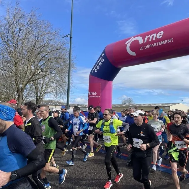 photo pour cette 50e et dernière édition d’alençon – médavy, ce dimanche 26 mars 2023, plus de 2 750 coureurs ont pris le départ, peu après 13 h.  ©  ouest-france