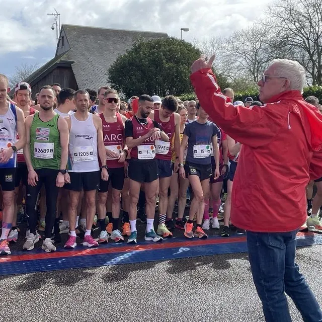 photo pierre vannier rassemble les coureurs, le départ est imminent.  ©  ouest-france