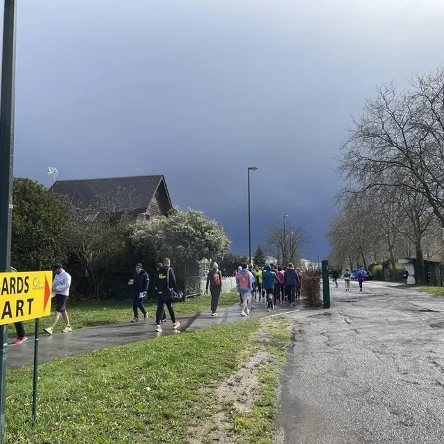 photo sous un ciel menaçant, vers 12 h 15, les coureuses et coureurs convergent pour aller chercher leur dossard.  ©  ouest-france