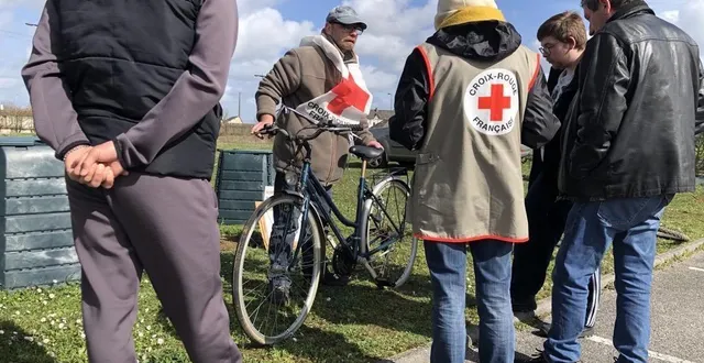 photo  des bénévoles de la croix-rouge ont joué les apprentis vendeurs. l’argent récolté a été remis à l’association.  &copy;  ouest-france 
