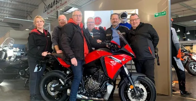 photo  jean-luc, jean-paul, jean-claude, jean-luc et pascal, ici chez leur partenaire le mans moto, vont rejoindre marseille pour embarquer vers le maroc.  &copy;  ouest-france 