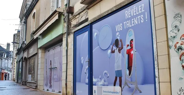 photo  des trompe-l’œil ont fleuri sur certaines vitrines de cellules commerciales vides, depuis jeudi 23 mars 2023, dans la rue de l’île à sablé-sur-sarthe.  &copy;  ouest-france 