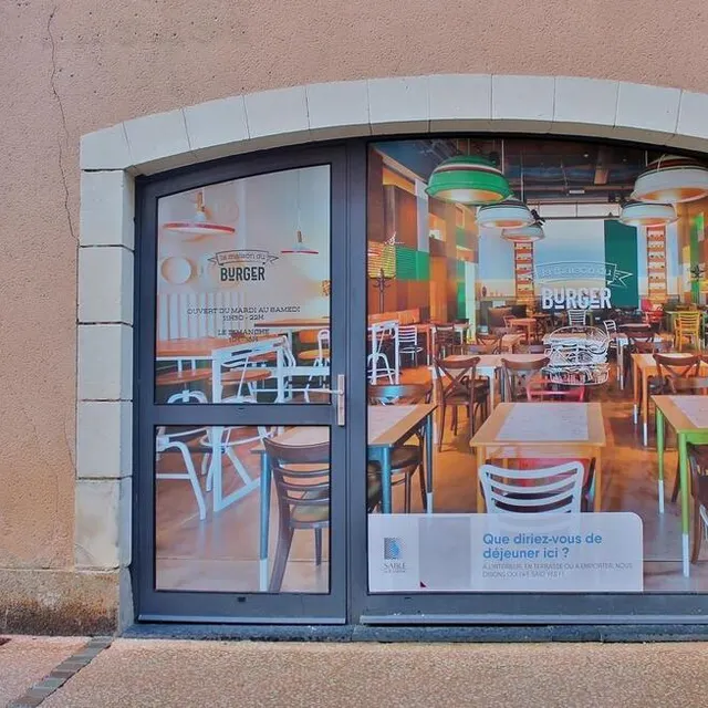 photo des trompe-l’œil ont fleuri sur certaines vitrines de cellules commerciales vides, depuis jeudi 23 mars 2023, dans la rue de l’île à sablé-sur-sarthe.  ©  ouest-france