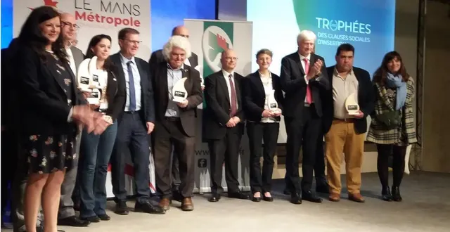 photo  alain grémillon, maire, (au centre, trophée en mains) a reçu un prix pour l’action de la commune en faveur de l’insertion.  &copy;  ouest-france 