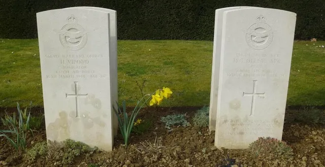photo  les tombes de vipond et olley au cimetière de l’ouest du mans.  &copy;  jacky emery 