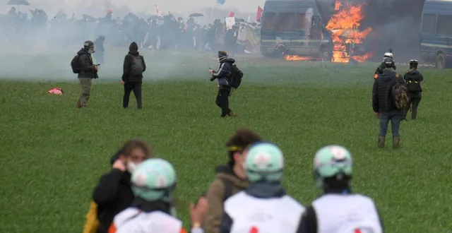photo  vêtus d’une chasuble blanche, 22 membres des observatoires des libertés publiques et des pratiques policières étaient présents au pied de la réserve d’eau de sainte-soline, samedi 25 mars.  &copy;  co – marie delage 