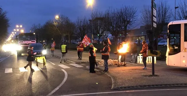 photo  distribution de tract et barrage de quelques minutes ralentissent la circulation à l’un des ronds-points nord d’argentan.  &copy;  ouest-france 