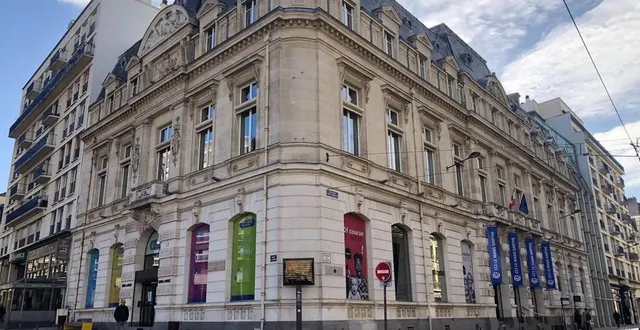 photo  le siège actuel de la cci donne place de la république et boulevard rené-levasseur.  &copy;  le maine libre 