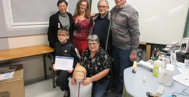 photo  les cinq récipiendaires avec un jeune et son 1er diplôme.  &copy;  ouest-france 